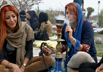 نساء إيرانيات يدخن الشيشة